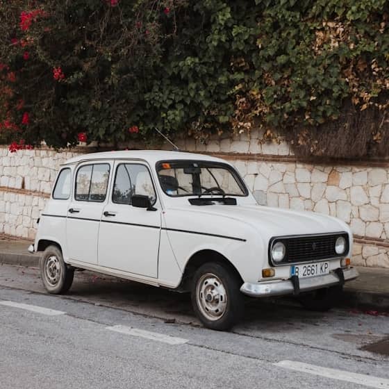 Coche blanco antiguo